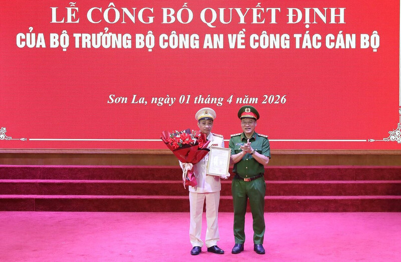 Thứ trưởng Nguyễn Văn Long trao quyết định của Bộ trưởng Bộ Công an về việc điều động, bổ nhiệm Đại tá Nguyễn Minh Tuấn, Phó Chánh Văn phòng Cơ quan Cảnh sát điều tra Bộ Công an, đến nhận công tác và giữ chức vụ Giám đốc Công an tỉnh Sơn La. Ảnh: Viết Hà