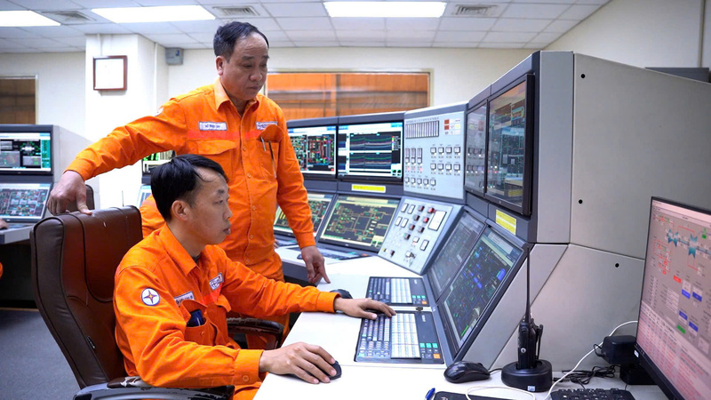 Nhân viên nhà máy nhiệt điện Phả Lại phối hợp tích cực triển khai nhiệm vụ Ảnh: Quốc Chuyển