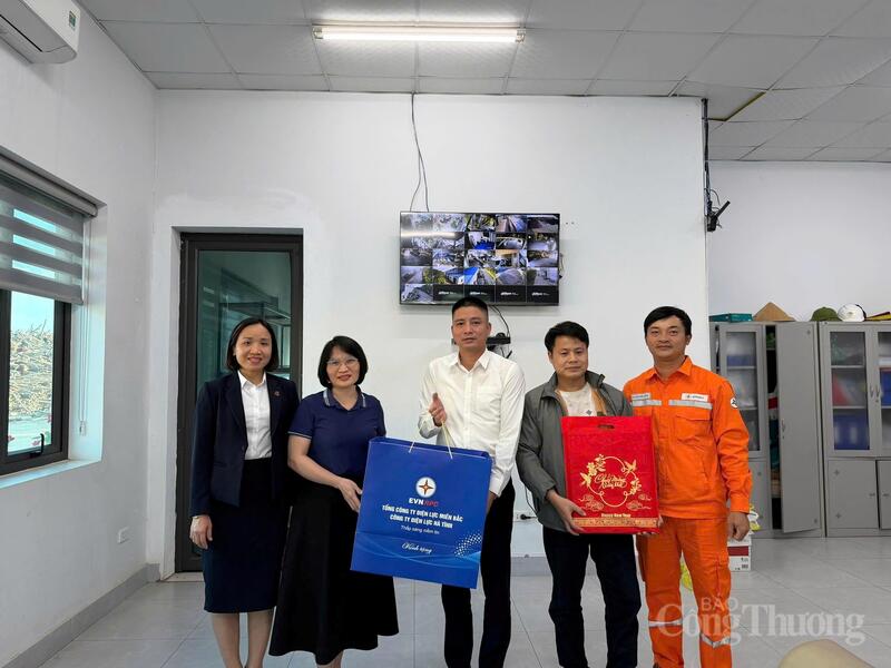 Công ty Điện lực Hà Tĩnh tặng quà cho các khách hàng tham gia chương trình điều chỉnh phụ tải điện. Ảnh: Cao Thảo