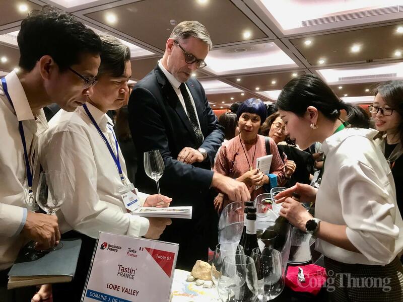 Đại sứ Pháp tại Việt Nam - ông Olivier Brochet tìm hiểu sản phẩm tại sự kiện. Ảnh: Bảo Thoa