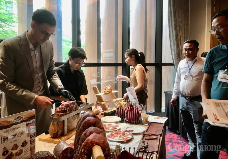 Doanh nghiệp giới thiệu thực phẩm Pháp tại sự kiện “Tasting France”. Ảnh: Bảo Thoa