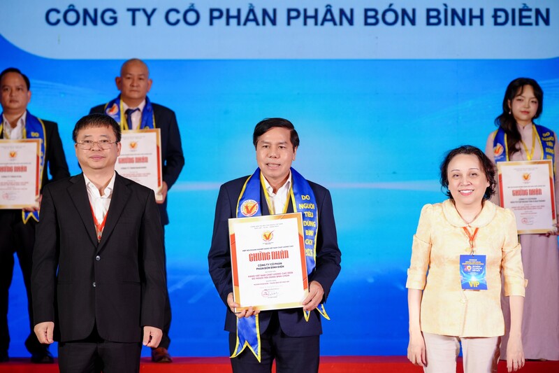 Ông Võ Văn Phu - Phó Tổng Giám đốc Công ty Cổ phần Phân bón Bình Điền vinh dự đón nhận danh hiệu “Hàng Việt Nam chất lượng cao 2026 do người tiêu dùng bình chọn”