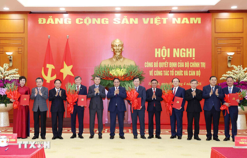Thủ tướng Phạm Minh Chính, Thường trực Ban Bí thư Trần Cẩm Tú và các lãnh đạo Đảng, Nhà nước chúc mừng đại diện 5 cơ quan (Ảnh: Cổng TTĐT Đảng Cộng sản).