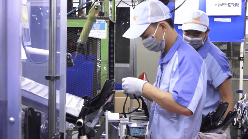 Nhiều doanh nghiệp áp dụng các giải pháp tiết kiệm năng lượng để giảm chi phí. Ảnh minh họa