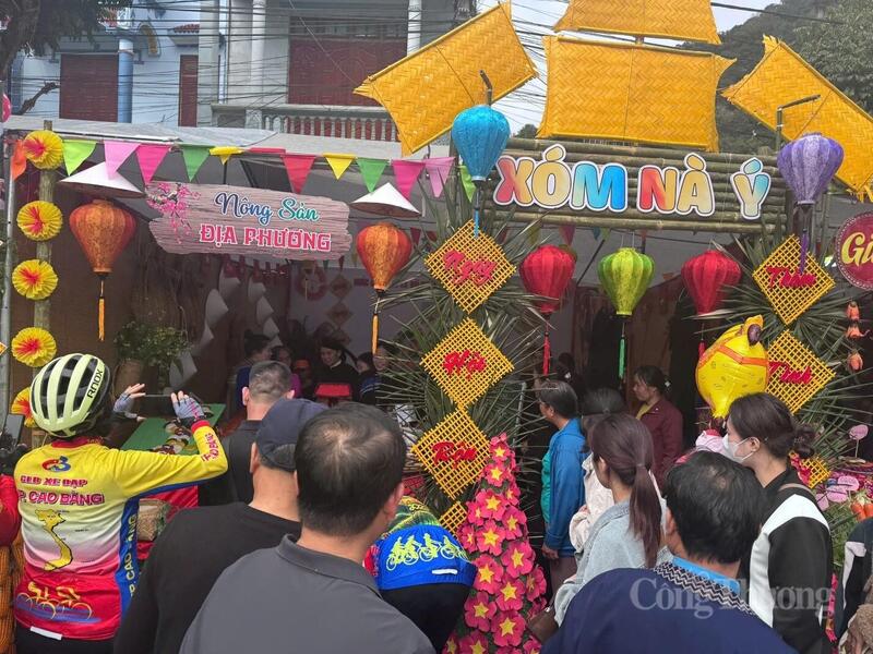 Gian hàng trưng bày sản phẩm OCOP của địa phương thu hút du khách đến xem, mua sắm.