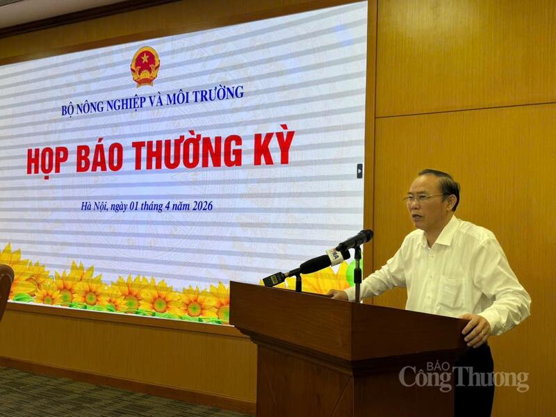 Thứ trưởng Bộ Nông nghiệp và Môi trường Phùng Đức Tiến thông tin tại Họp báo. Ảnh: N.H