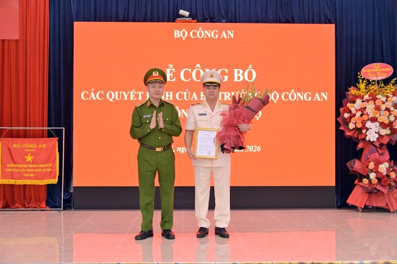 Thượng tướng Nguyễn Ngọc Lâm, Thứ trưởng Bộ Công an trao quyết định của Bộ trưởng Bộ Công an về việc điều động, bổ nhiệm Thiếu tướng Dương Đức Hải, Phó Giám đốc Công an TP Hà Nội đến nhận công tác và giữ chức vụ Cục trưởng Cục Cảnh sát Phòng cháy chữa cháy và cứu nạn cứu hộ. Ảnh: Phú Khánh