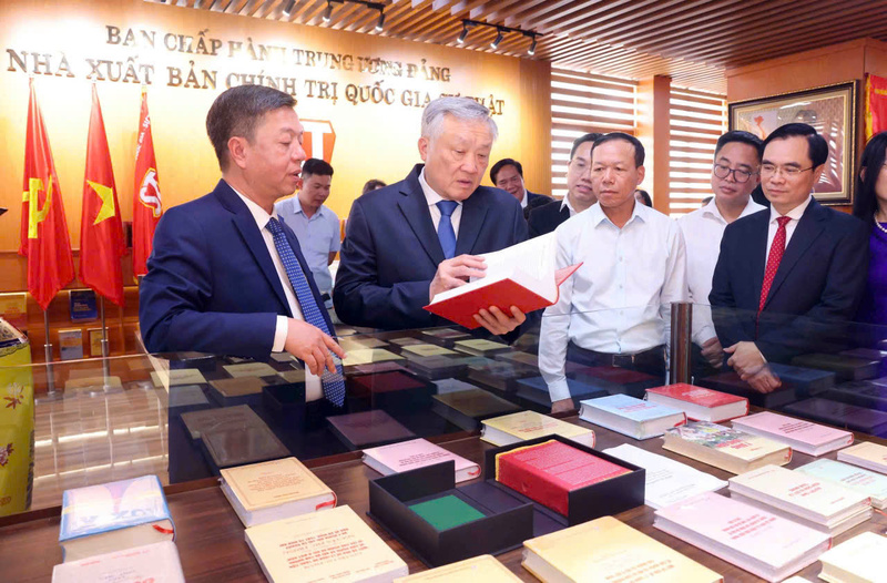Phó Thủ tướng Thường trực Chính phủ Nguyễn Hòa Bình thăm trưng bày các ấn phẩm của Nhà xuất bản Chính trị quốc gia Sự thật. Ảnh: VGP