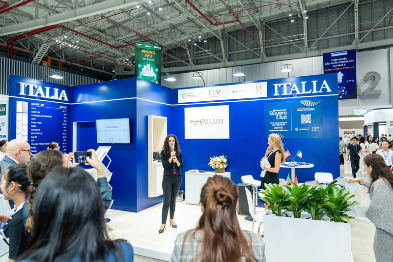 B&agrave; Ilaria Piccinni ph&aacute;t biểu khai trương gian h&agrave;ng &Yacute;. Ảnh: ITA.