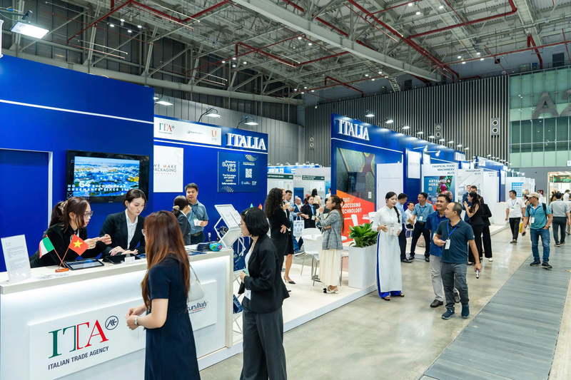 Kh&aacute;ch tham quan t&igrave;m hiểu c&ocirc;ng nghệ đ&oacute;ng g&oacute;i ti&ecirc;n tiến của &Yacute;. Ảnh: ITA