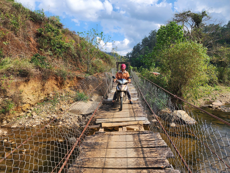 Hàng ngày, nhiều người dân vẫn phải đi qua những cây cầu treo đã bị xuống cấp, tiềm ẩn nguy cơ mất an toàn cao. Ảnh: Tuệ Lâm
