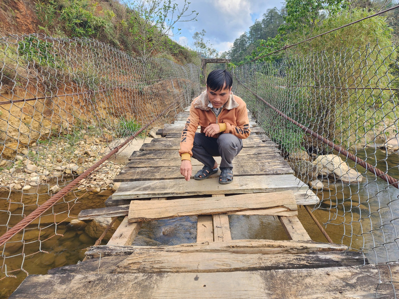 Những thanh gỗ bắc ngang cầu nhiều chỗ đã bị mục, gãy. Ảnh: Tuệ Lâm