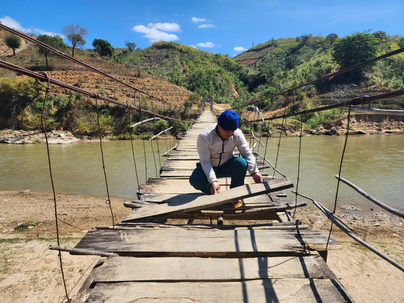 Chính quyền địa phương khuyến cáo bà con tạm thời khắc phục tình trạng xuống cấp của cầu để đi lại. Về lâu dài sẽ có phương án cụ thể để sữa chữa, nâng cấp những cây cầu này. Ảnh: Tuệ Lâm