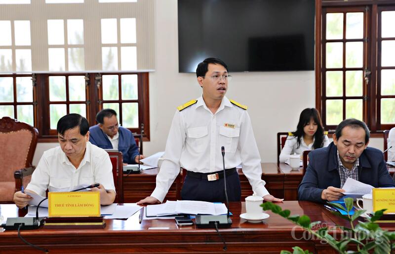 Đại diện lãnh đạo Thuế tỉnh Lâm Đồng báo cáo tại buổi làm việc. Ảnh: Lê Sơn