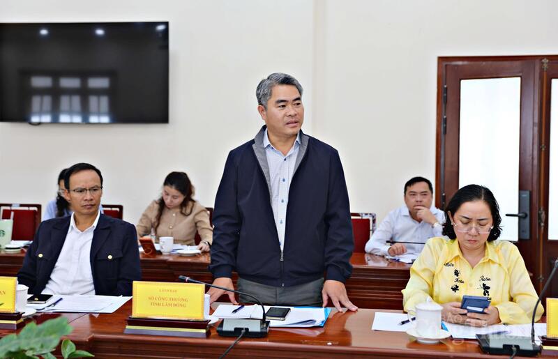 Đại diện Sở Công Thương Lâm Đồng báo cáo tại buổi làm việc. Ảnh: Lê Sơn