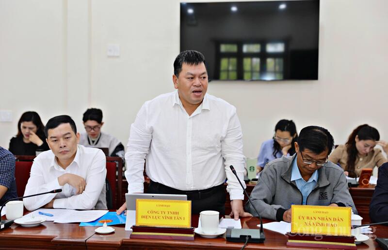 Đại diện lãnh đạo Công ty TNHH Điện lực Vĩnh Tân 1 báo cáo tại buổi làm việc. Ảnh: Lê Sơn.