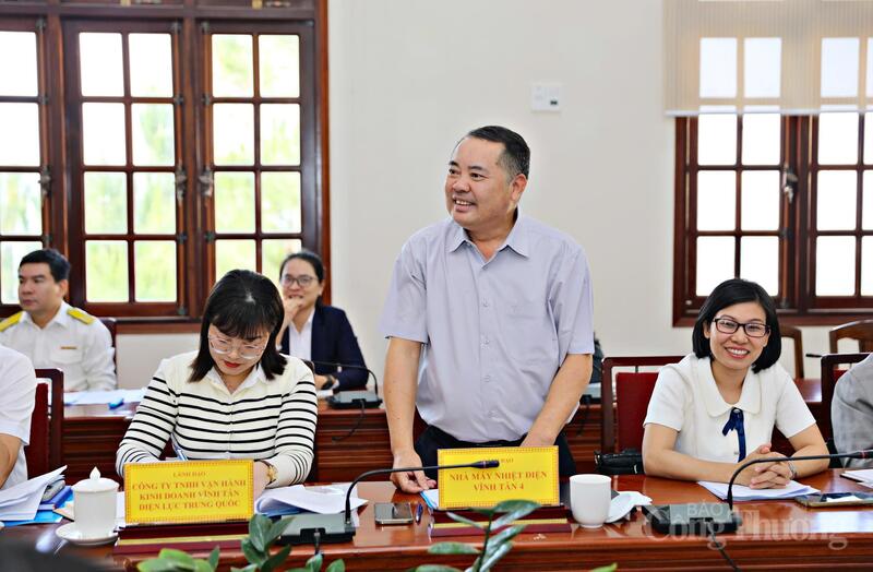 Đại diện lãnh đạo Nhà máy Nhiệt điện Vĩnh Tân 4 báo cáo tại buổi làm việc. Ảnh: Lê Sơn