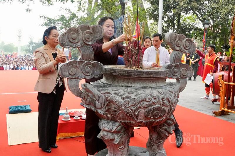 Phó Chủ tịch nước Võ Thị Ánh Xuân dâng hương thành kính Quốc Mẫu Tây Thiên.