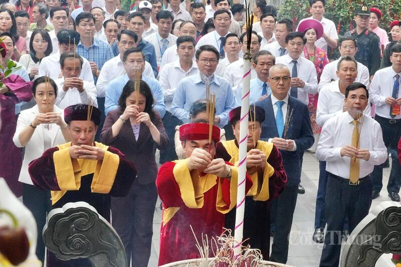 Phó Chủ tịch nước Võ Thị Ánh Xuân cùng đại diện lãnh đạo các bộ, ngành Trung ương, lãnh đạo địa phương tỉnh Phú Thọ dâng hương thành kính tại lễ hội Tây Thiên.