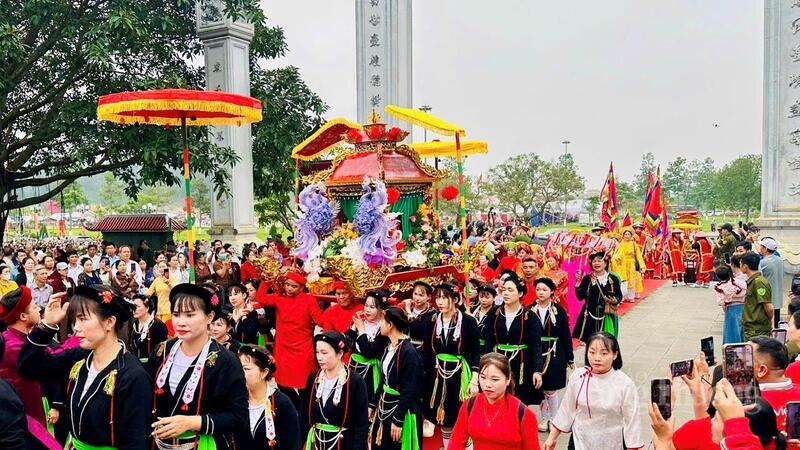 Rước kiệu tại lễ hội Tây Thiên.