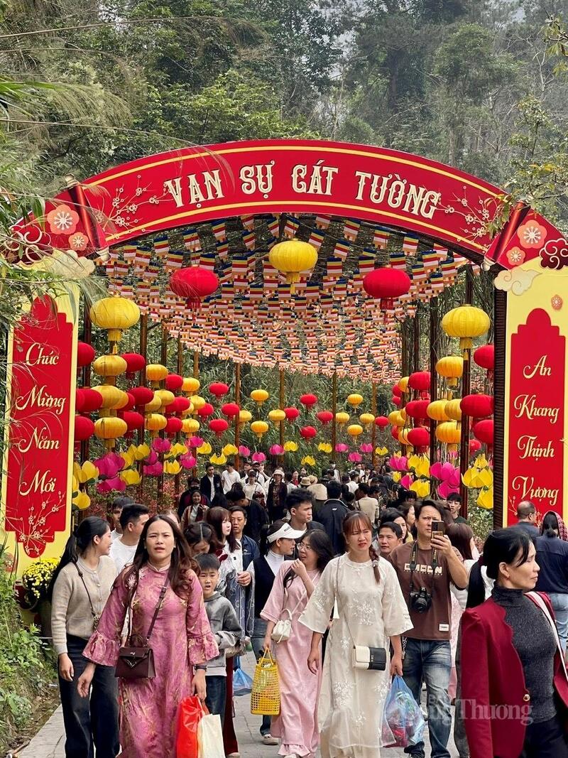 Đông đảo người dân và du khách trẩy hội Tây Thiên.