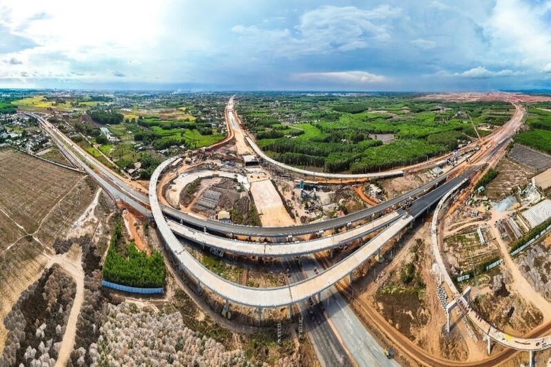 Các đại công trường trọng điểm đang tạo nên bức tranh phát triển sôi động của doanh nghiệp ngành xây dựng Việt Nam. Ảnh: Internet