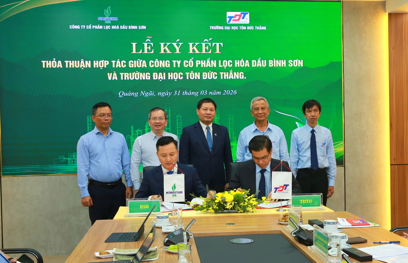 Phó Tổng Giám đốc BSR Phạm Minh Nghĩa và PGS.TS.Trần Trọng Đạo, Hiệu trưởng Trường Đại học Tôn Đức Thắng ký kết Thỏa thuận hợp tác. Ảnh BSR