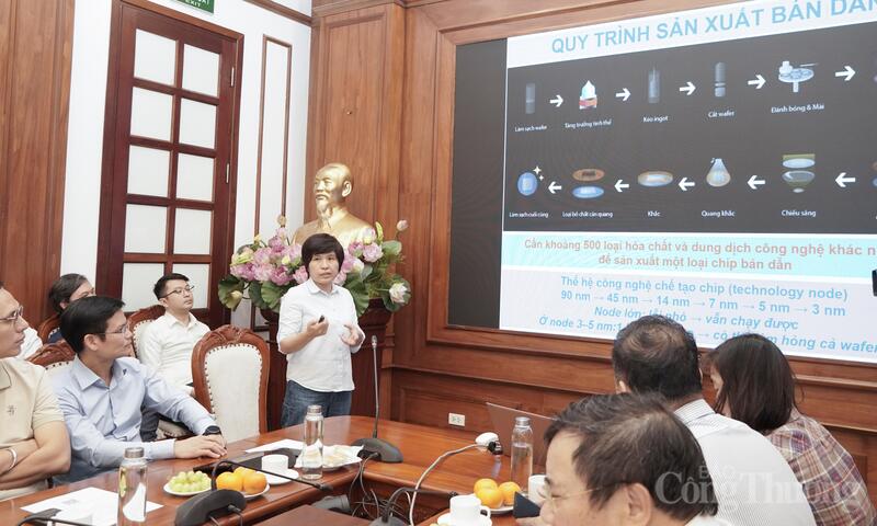 GS.TS.Vũ Thị Thu Hà đã báo cáo kết quả giai đoạn 1 Đề tài khoa học và công nghệ "Nghiên cứu cơ hội, khả năng tham gia của Tập đoàn Hóa chất Việt Nam vào chuỗi giá trị ngành công nghiệp bán dẫn”.