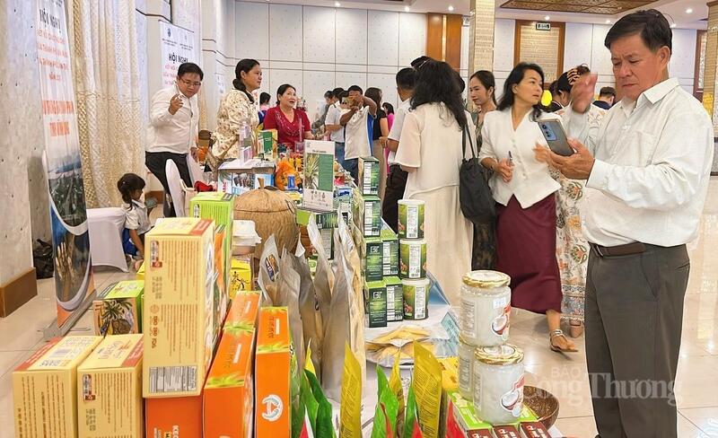 Các đại biểu tham quan các gian hàng tại hội nghị.