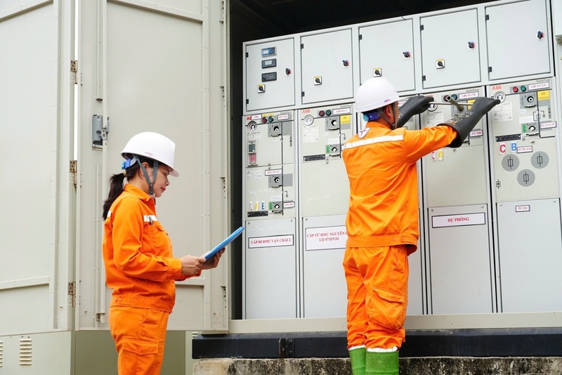 Cán bộ Công ty Điện lực Thanh Hóa điều chỉnh phụ tải nhằm giảm áp lực cho hệ thống điện trong giờ cao điểm. Ảnh: Hùng Mạnh