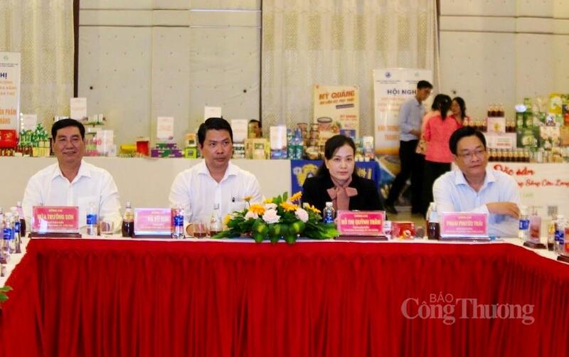 Các đại biểu chủ tọa hội nghị.