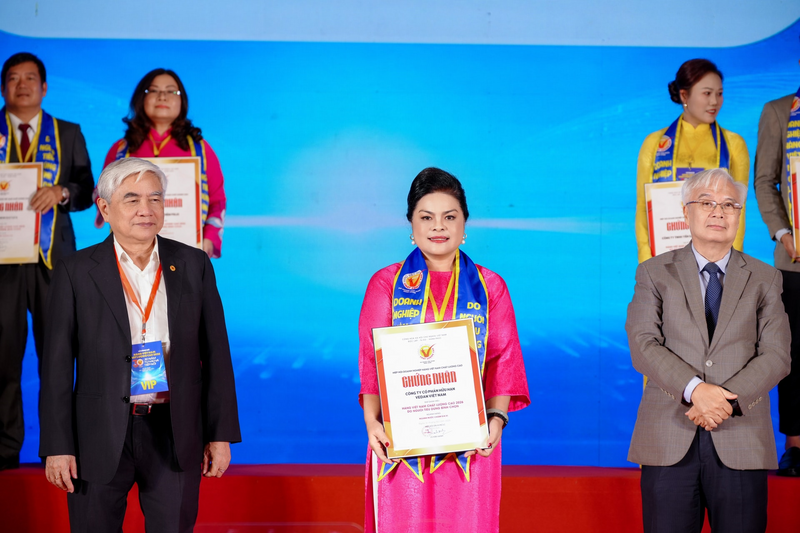 Bà Nguyễn Thu Thủy, đại diện Vedan Việt Nam nhận chứng nhận Hàng Việt Nam chất lượng cao 2026 từ Ban tổ chức.