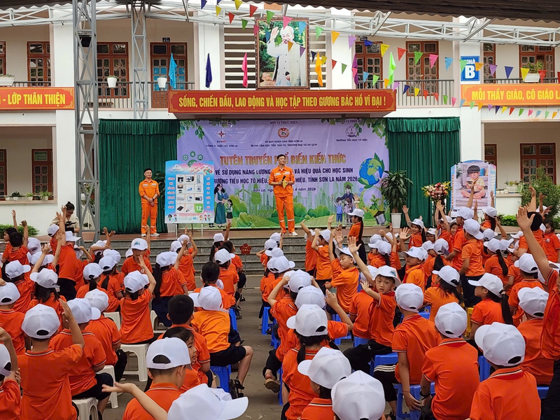 Đông đảo các em học sinh tham gia trò chơi