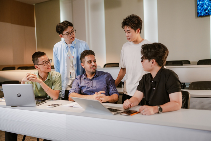 Vingroup tài trợ 100% học phí và hỗ trợ 8 triệu đồng/tháng cho mỗi học viên trong thời gian đào tạo.