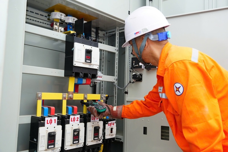 Công ty Điện lực Thanh Hóa chủ động triển khai nhiều giải pháp đồng bộ nhằm sử dụng điện tiết kiệm, hiệu quả, góp phần đảm bảo cung ứng điện ổn định mùa nắng nóng. Ảnh: Hùng Mạnh