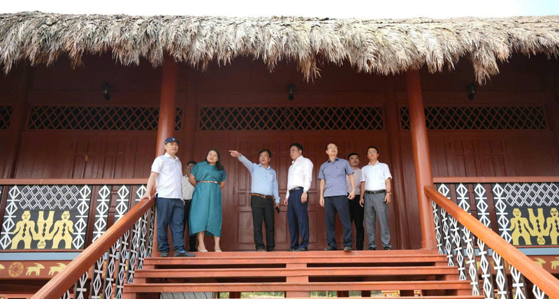Lãnh đạo thành phố Huế kiểm tra, khảo sát tại Làng văn hóa Cơ Tu. Ảnh: M. Hiếu