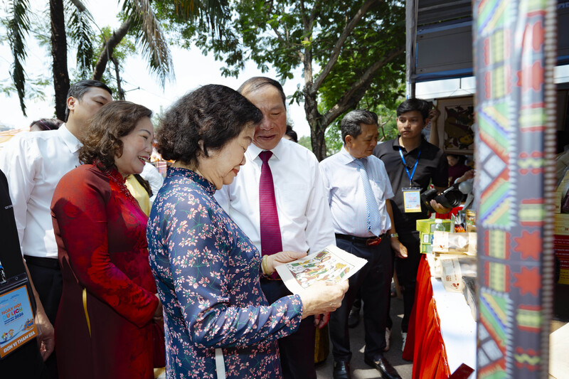 Bộ trưởng Bộ Văn hóa, Thể Thao và Du lịch Nguyễn Văn Hùng (thứ 2 từ trái qua), nguyên Phó Chủ tịch nước Trương Mỹ Hoa, cùng các đại biểu tham quan gian hàng trong ngày hội. Ảnh: Minh Khuê.