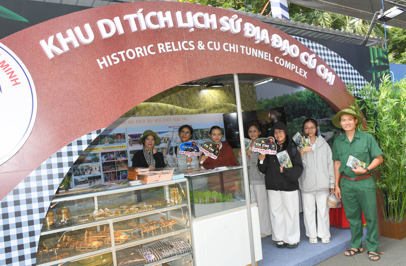 Doanh nghiệp lữ hành giới thiệu chùm tour chuyên đề văn hóa - lịch sử tại sự kiện. Ảnh: Minh Khuê.