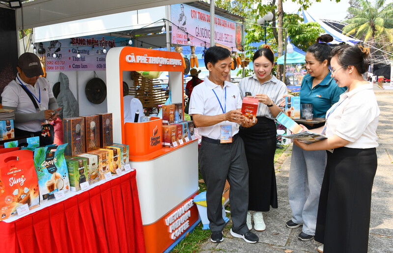 Doanh nghiệp giới thiệu sản phẩm đặc sản vùng miền với du khách tại ngày hội. Ảnh: Minh Khuê.