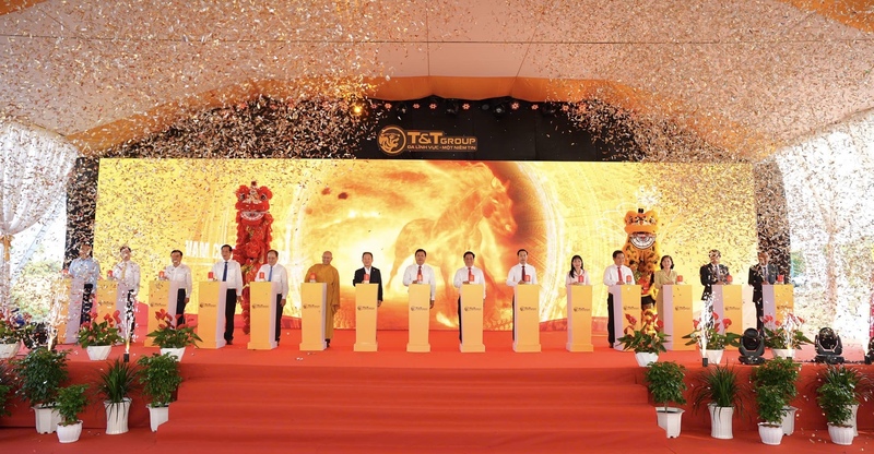 Khu công nghiệp Vàm Cống được kỳ vọng mở thêm không gian phát triển công nghiệp theo hướng xanh, hiện đại cho An Giang. Trong ảnh: Đại biểu thực hiện nghi thức khởi công dự án Khu công nghiệp Vàm Cống vào ngày 30/3