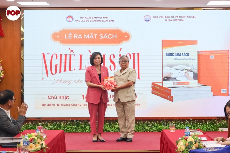Câu lạc bộ Giám đốc xuất bản, Hội xuất bản Việt Nam trao tặng Tiến sĩ Vũ Thuỳ Dương cuốn sách "Nghề làm sách".