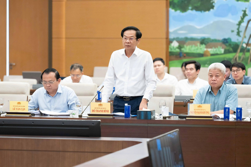 Bộ trưởng Bộ Nội vụ Đỗ Thanh Bình trình bày tờ trình của Chính phủ gửi Quốc hội về dự án Luật sửa đổi, bổ sung một số điều của Luật Bảo hiểm xã hội.