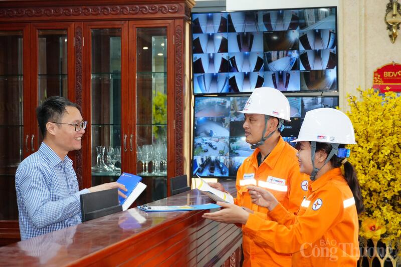 Điện lực Thanh Hóa thường xuyên tuyên truyền tiết kiệm điện tới khách hàng sử dụng điện. Ảnh: P.C