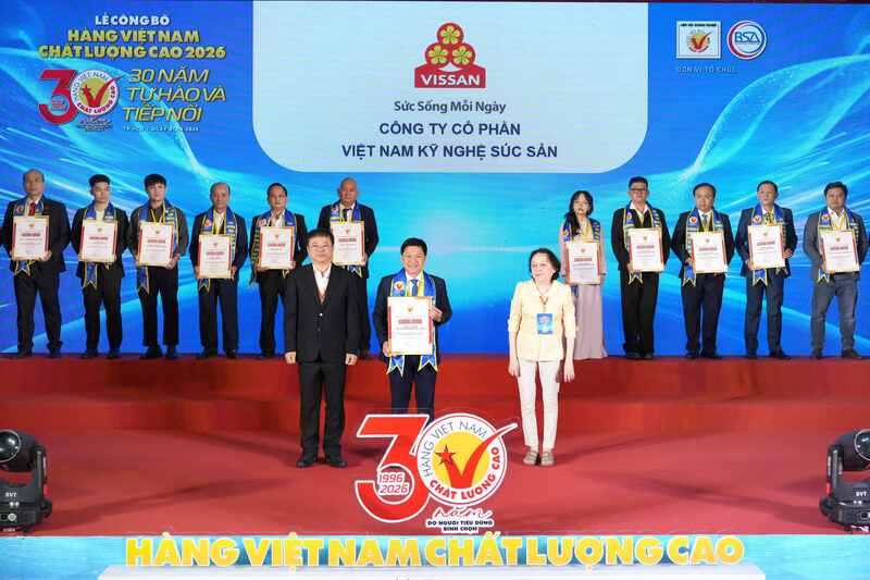 Ông Lê Minh Tuấn, Tổng Giám đốc Công ty Vissan vinh dự nhận danh hiệu Hàng Việt Nam chất lượng cao 2026 do người tiêu dùng bình chọn.