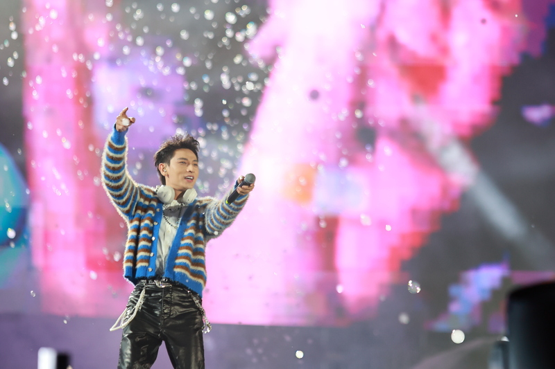 Sân khấu của đại nhạc hội “Vũ trụ Say Hi”, mang đến không khí trẻ trung, sôi động.