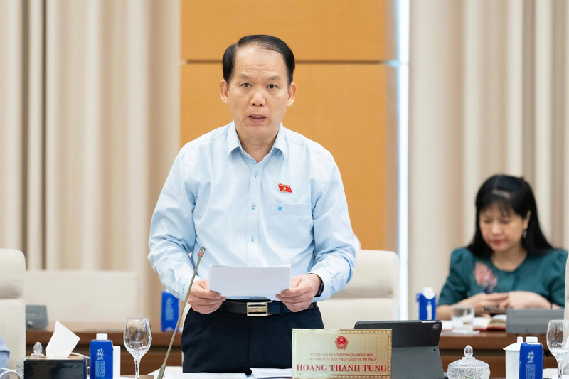 Ông Hoàng Thanh Tùng, Chủ nhiệm Ủy ban Pháp luật và Tư pháp của Quốc hội phát biểu tại phiên họp.