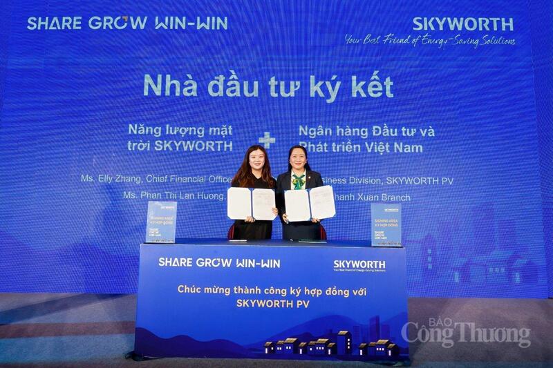 Đại diện doanh nghiệp đã ký kết thỏa thuận hợp tác với một số tổ chức tài chính và đối tác dịch vụ nhằm hỗ trợ triển khai hệ thống điện mặt trời tại Việt Nam.