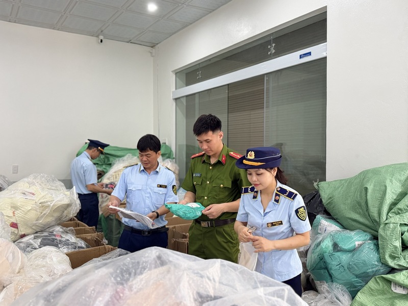 Lực lượng chức năng tỉnh Lạng Sơn kiểm tra 1 kho hàng vi phạm.