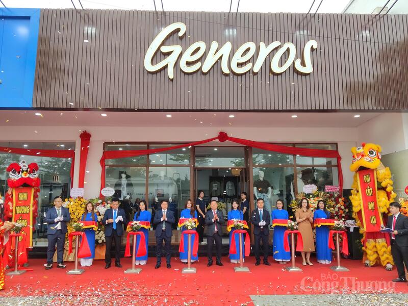 Tổng công ty May 10 - CTCP khai trương cửa hàng giới thiệu và bán sản phẩm mang thương hiệu Generos và May 10 Outlet. Ảnh: Nguyễn Kiên