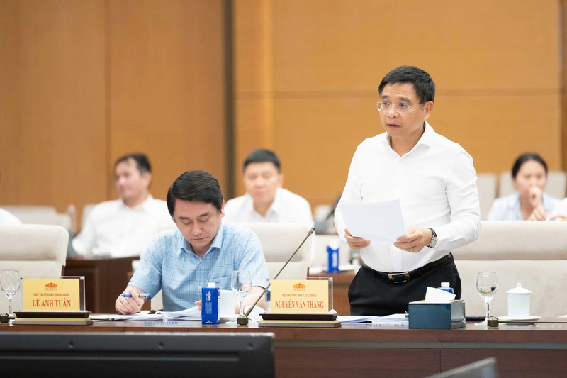 Bộ trưởng Bộ Tài chính Nguyễn Văn Thắng phát biểu tại phiên họp